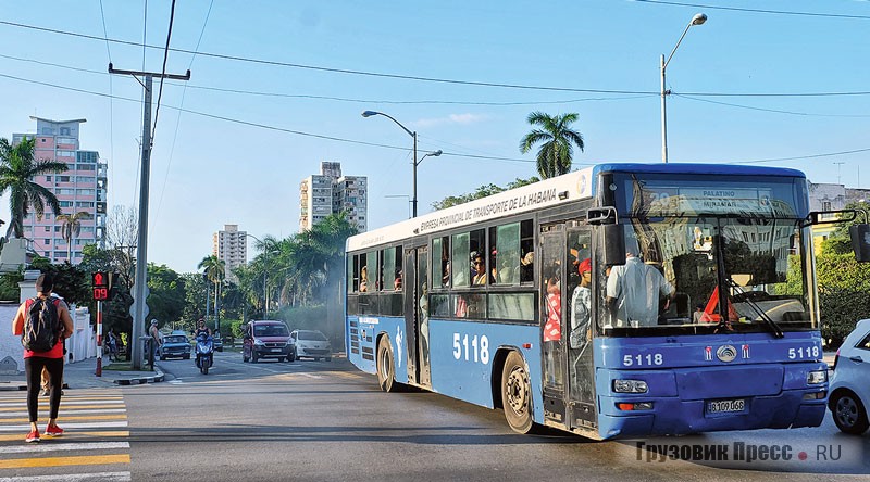 В час пик пассажиры набились в автобус Yutong ZK6118HGA так, что двери выгибаются