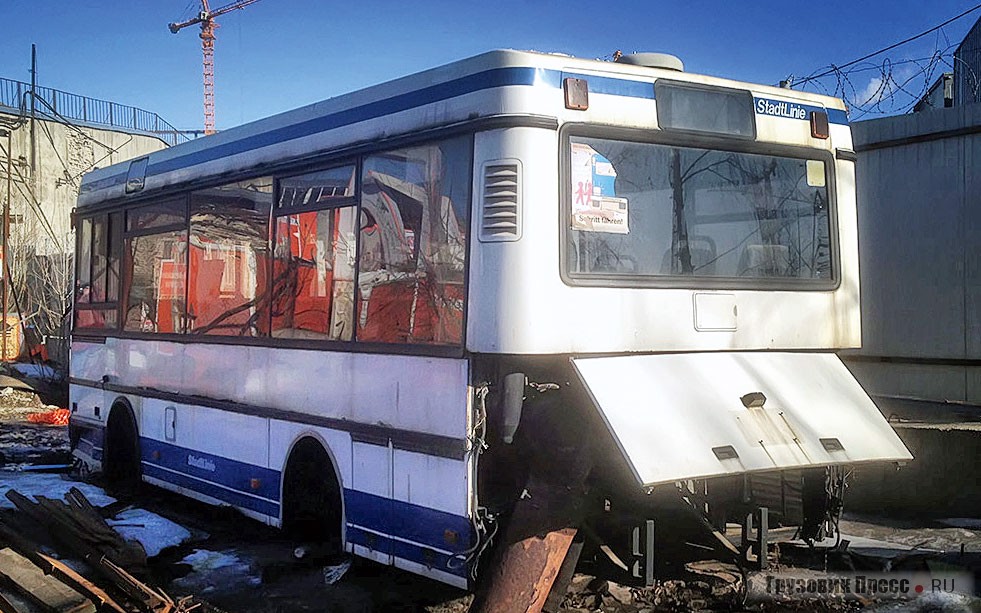 Кузов автобуса Ikarus 405.02, импортированный в Россию ЗИЛом, на задворках завода