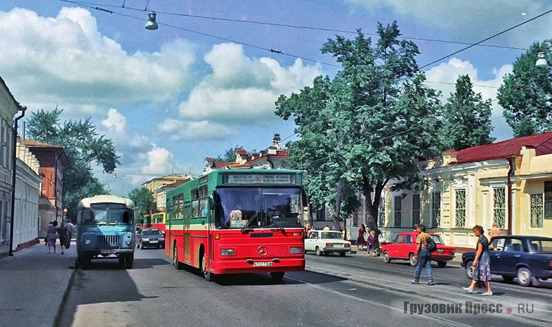 Первые автобусы Otomarsan O 302Т, выкрашенные в цвета нового государственного флага Республики Татарстан – зелёно-красные с белой разделительной полосой, заметно разнообразили транспортный поток