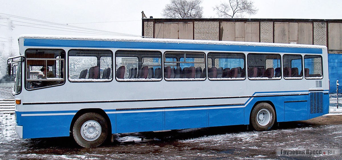 Пригородная модификация Otomarsan O 302Т. Большинство автобусов было окрашено в белый цвет с красной или синей полосой над окнами и «юбкой»