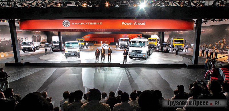 Презентация BharatBenz на выставке Auto Expo 2012 в Нью-Дели. ><br />Слева направо: длиннобазный 1214 (4х2), рефрижератор 914 (4х2), шасси 914 (4х2),самосвал 1217 (4х2), седельный тягач 4928 (6х2), бортовой 2523 (6х4), шасси 3123 (8х4) с подъёмной 2-й осью, бетоносмеситель 3128 (8х4), самосвал 2523 (6х4)