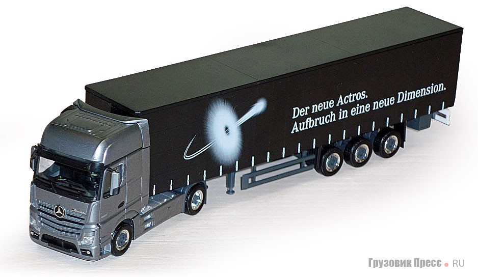 Mercedes-Benz Actros 4-го поколения 1:87. Эксклюзивная презентационная серия, посвящённая выходу автомобиля на рынок в 2011 году. Превосходная деталировка, откидывается кабина, отлично проработан силовой агрегат, трансмиссия и ходовая часть. Производитель масштабной модели – Herpa Miniaturmodelle GmbH (Германия), материал – пластик