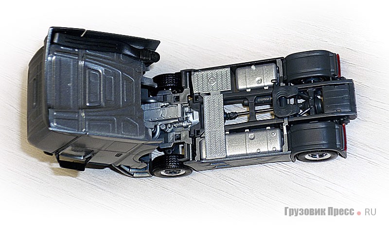 Mercedes-Benz Actros 4-го поколения 1:87. Эксклюзивная презентационная серия, посвящённая выходу автомобиля на рынок в 2011 году. Превосходная деталировка, откидывается кабина, отлично проработан силовой агрегат, трансмиссия и ходовая часть. Производитель масштабной модели – Herpa Miniaturmodelle GmbH (Германия), материал – пластик