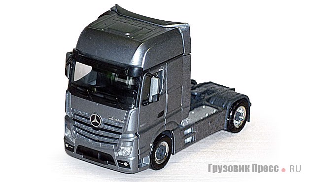 Mercedes-Benz Actros 4-го поколения 1:87. Эксклюзивная презентационная серия, посвящённая выходу автомобиля на рынок в 2011 году. Превосходная деталировка, откидывается кабина, отлично проработан силовой агрегат, трансмиссия и ходовая часть.  Производитель масштабной модели – Herpa Miniaturmodelle GmbH (Германия), материал – пластик