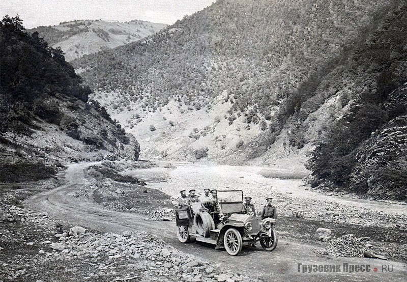 На Военно-Грузинской дороге автомобиль «Бенц» (Benz) из состава автокоманды штаба Кавказского военного округа. 21 июня 1910 г.