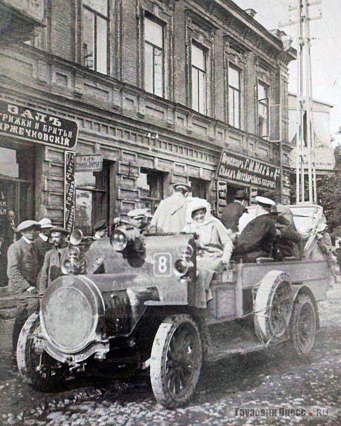 Контора Французского общества в гостинице «Гранд-Отель». Отправление автобуса «Шнейдер» из Владикавказа 22 июня 1911 года в 9 часов утра