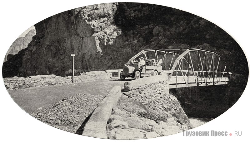 На мосту через Терек недалеко от села Гвелет. 1911 г.