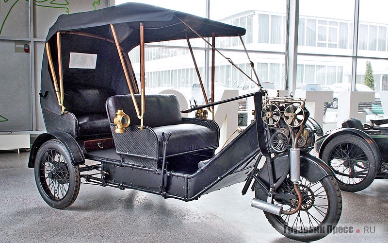 В экспозиции Политехнического музея представлен окончательно восстановленный [b]Phänomobil 1911 года[/b] с 2-цилиндровым V-образным мотором, установленным на вилке переднего колеса. Привод также на переднее колесо. Управляется Phänomobil рычагом-поводком («бычьим хвостом»), поэтому его правильнее причислять не к автомобилям, а к трёхколёсным мотоциклам. В Германии подобные машины работали таксомоторами и развозили небольшие (до 200 кг) партии грузов