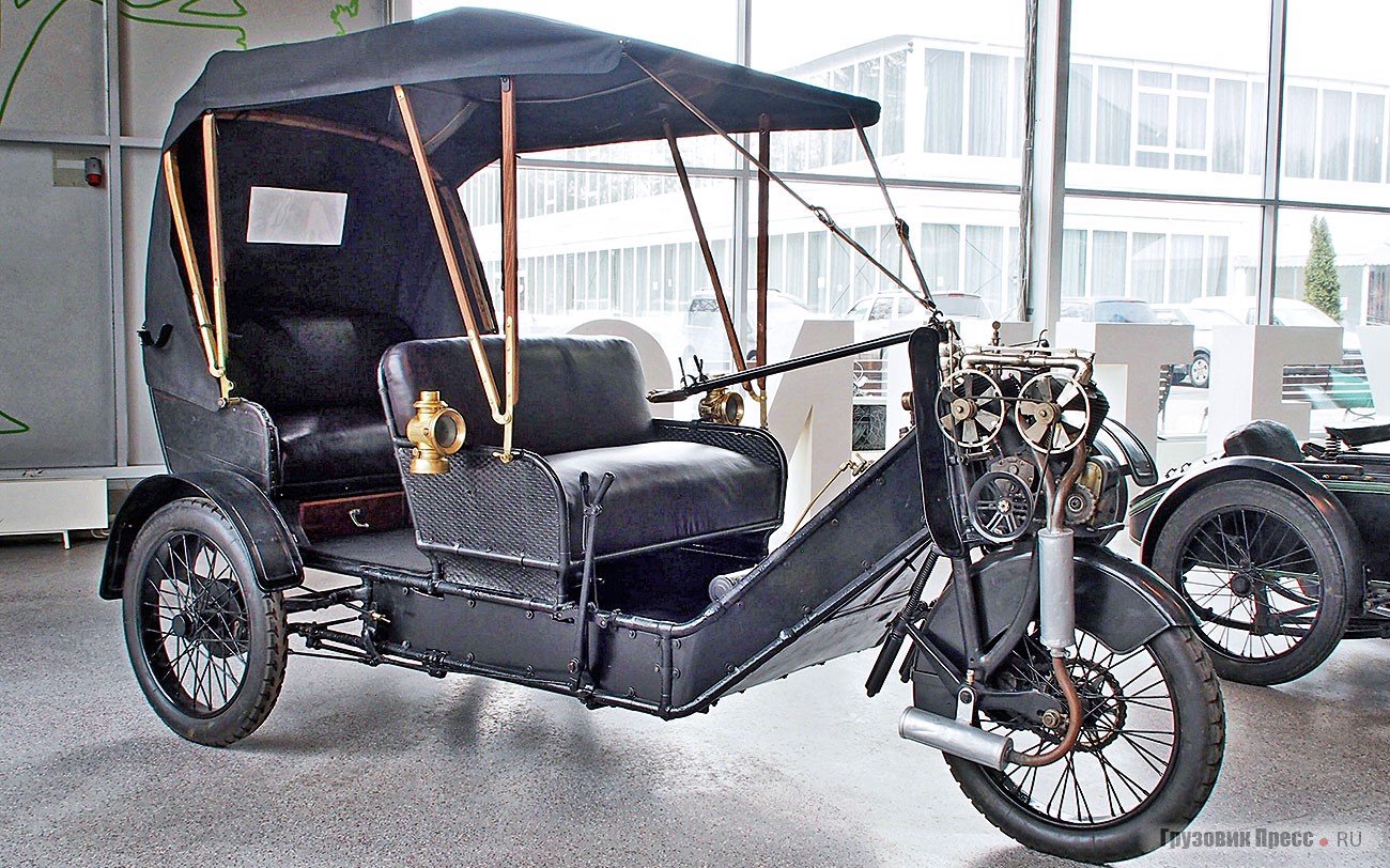 В экспозиции Политехнического музея представлен окончательно восстановленный [b]Phänomobil 1911 года[/b] с 2-цилиндровым V-образным мотором, установленным на вилке переднего колеса. Привод также на переднее колесо. Управляется Phänomobil рычагом-поводком («бычьим хвостом»), поэтому его правильнее причислять не к автомобилям, а к трёхколёсным мотоциклам. В Германии подобные машины работали таксомоторами и развозили небольшие (до 200 кг) партии грузов