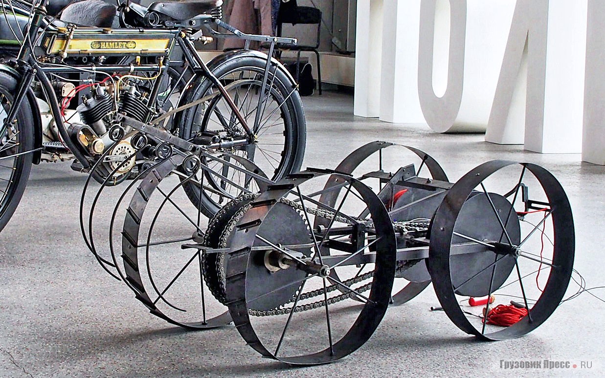 [b]Так называемый «танк Игнатьева»[/b] в экспозиции Политехнического музея – предтеча дистанционно управляемых танкеток Goliath, которые во Вторую мировую войну применила германская армия. В отличие от немецких танкеток изобретение подпоручика Александра Михайловича Игнатьева перемещалась исключительно мускульной силой оператора, тянувшего за трос. Кинематика устроена так, что когда солдат тянул трос на себя, «танк» двигался по направлению к вражеским позициям. «Танк» должен зацеплять крюками проволочные заграждения и растаскивать их перед началом атаки. Удивительную находку в фондах сделал сотрудник «Политеха» Максим Карташёв