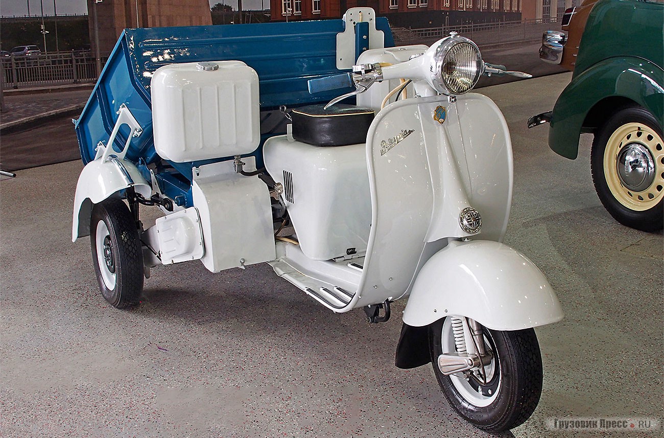 Прекрасно восстановленные [b]трёхколёсные грузовые мотороллеры «Вятка»[/b] Вятско-Полянского машиностроительного завода: [b]трёхместный МГ-150Т «Турист» и самосвал МГ-150С (1960 г.)[/b] в экспозиции музея автомобильной техники УГМК из города Верхняя Пышма Свердловской области. Мотороллеры оснащались двухтактными одноцилиндровыми двигателями рабочим объёмом 148 cм[sup]3[/sup]. Мощность – 5,5 л.с. Привод – на задние колёса, цепной, от ведущего моста с дифференциалом, сблокированным с коробкой передач
