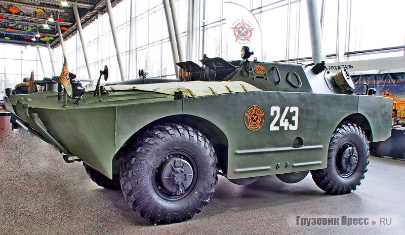 [b]Боевая разведывательно-дозорная машина БРДМ-1 (ГАЗ-40П)[/b] на стенде межрегиональной общественной организации «Военно-Техническое Общество». Судя по форме лючков амбразур, это вариант, выпускавшийся с 1962 по 1965 год. Всего же с 1959 по 1965 год сделано около 10 тысяч ГАЗ-40П, служивших также основой для целого ряда боевых машин