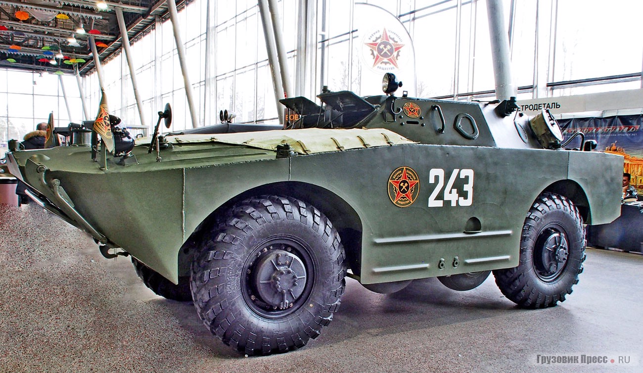 [b]Боевая разведывательно-дозорная машина БРДМ-1 (ГАЗ-40П)[/b] на стенде межрегиональной общественной организации «Военно-Техническое Общество». Судя по форме лючков амбразур, это вариант, выпускавшийся с 1962 по 1965 год. Всего же с 1959 по 1965 год сделано около 10 тысяч ГАЗ-40П, служивших также основой для целого ряда боевых машин