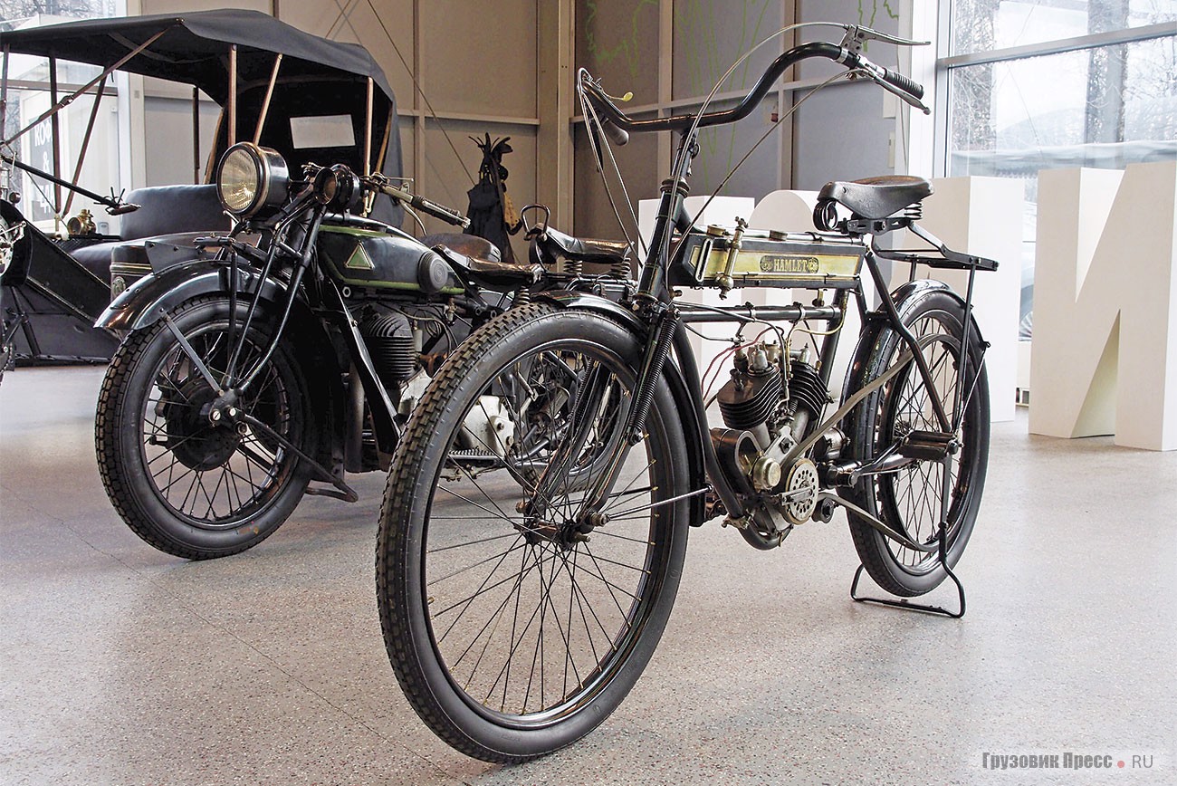 [b]Мотоцикл Hamlet[/b] выпускался в Дании в 1904-1943 гг. Единственный в мире образец был восстановлен из найденной ходовой части, двигателя и бензобака обнаруженных при переезде Политехнического музея на новое место. Второй экспонат Политеха – мотоцикл D-Rad (на заднем плане). Предположительно именно этот экземпляр Сергей Павлович Королёв продал своему другу Петру Фролову