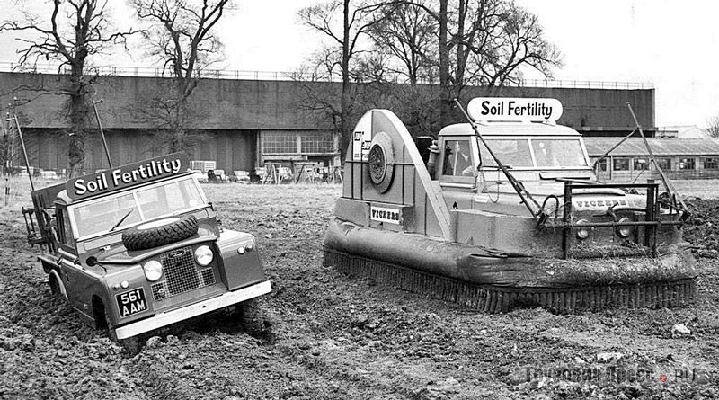 Сравнительный заезд по пашне Hover-Rover и Land-Rover 109 Series IIa с оборудованием для внесения удобрений