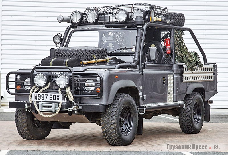 Актрису Анджелину Джоли мы узнали благодаря этому Land-Rover Defender 110 из фильма «Лара Крофт: расхитительница гробниц». 2001 г.