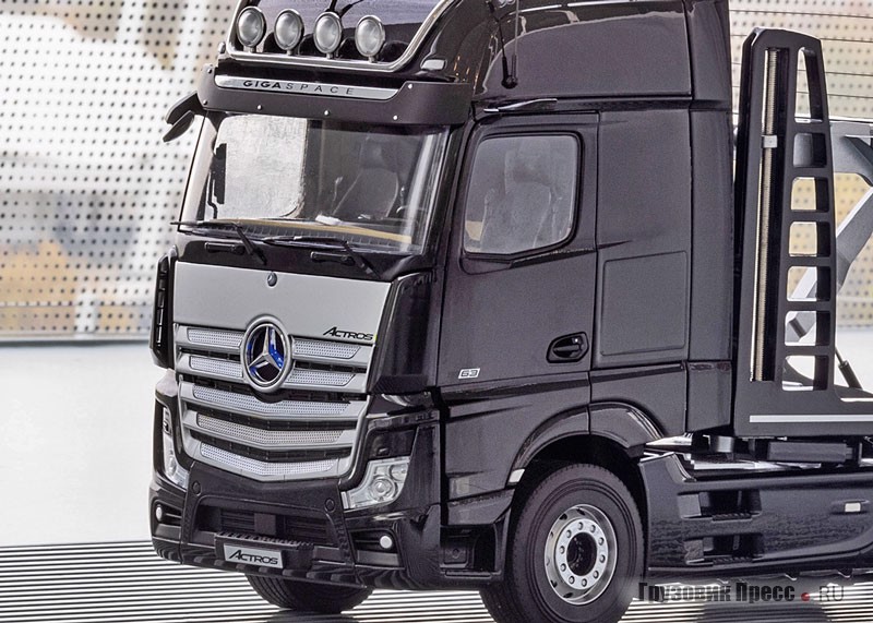 Детали оформления чёрного тягача слегка отличаются. Среди Mercedes-Benz Actros нет модификации 63. Вероятно, на шильдике должно стоять 1863 – автомобиль полной массой 18 т с двигателем мощностью 630 л.с.