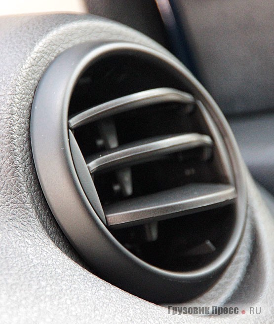 Такие дефлекторы вентиляции сегодня часто встречаются на бюджетных автомобилях