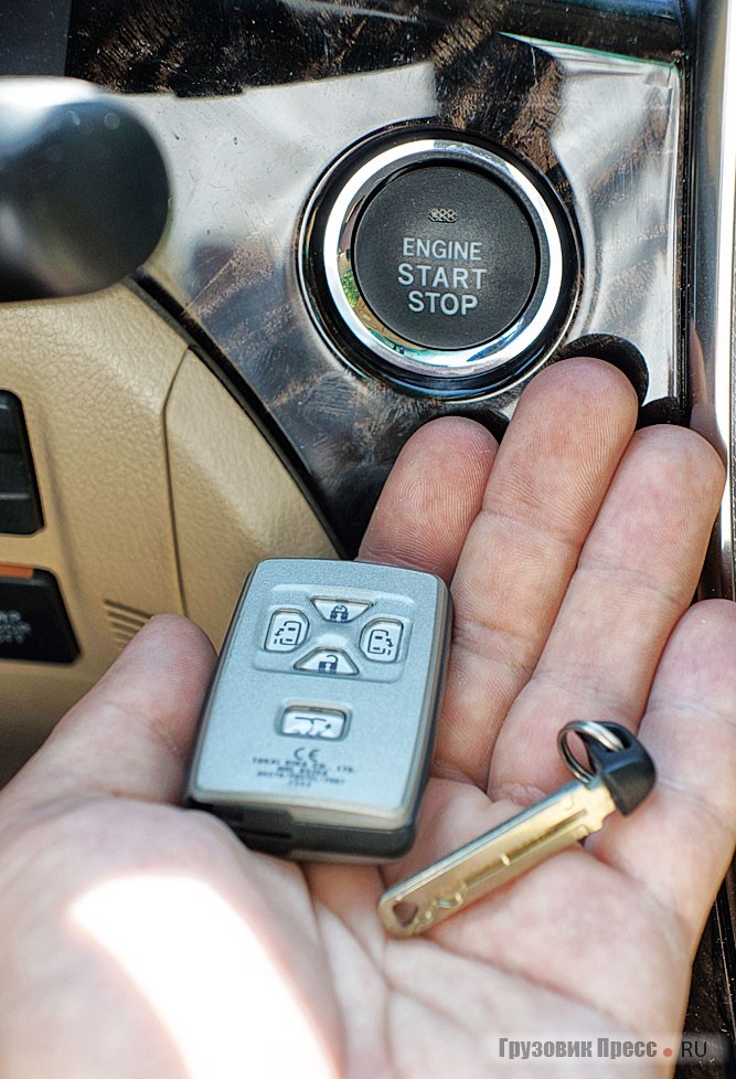 Кнопка старта, бесконтактный ключ зажигания и аварийная отмычка для отпирания дверей