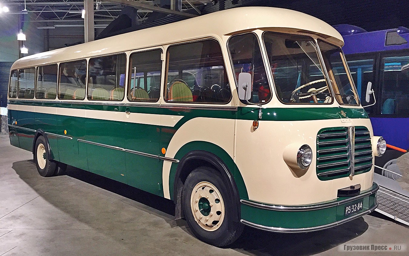 [b]41-местный автобус Bova на шасси DAF B 1500 C-533[/b] в 1956 году купила шёлковая мануфактура AKU (Algemene Kunstzijde Unie) для перевозки служащих. Bova, Кузовной завод Ботса (Bots Valkenswaard), располагался по соседству с DAF в Эйндховене. 102-сильный бензиновый мотор Hercules JXC впоследствии заменили 135-сильным DAF BA 475. В 1969 году автобус перепродали в голландскую шинную компанию Vredestein. В 1997 году фабрика Bova выкупила автобус, отреставрировала и 6 августа 2003 года подарила музею DAF