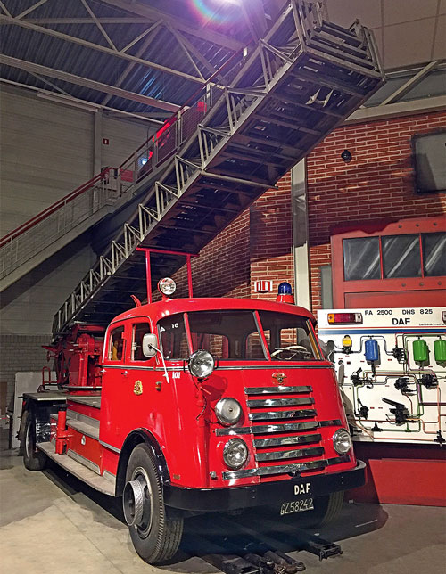 [b]Лестница Metz высотой 33 м на 5-тонном шасси DAF V50 с кабиной мастерской Remmers из Тилбурга[/b] поставлена пожарной команде Амстердама в 1953 году. Двигатель – карбюраторный 102-сильный Hercules. Обращает на себя внимание внушительный звонок на передней стенке кабины, заменявший сирену. Всего в Амстердаме работали четыре подобных автолестницы