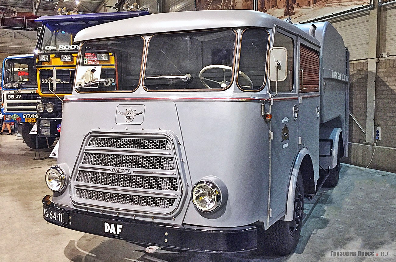 [b]«Vuilinswagen» DAF G 1300 DA 475[/b] столь же памятен голландским старожилам, как и нам – контейнерный мусоровоз М-30 на базе ГАЗ-53. Низкие кабины на шасси типа G с 1952 года делала мастерская Van Dijk’s Carrosseriefabriek из города Люнтерен. Малая высота кабины и короткая база пригодились в старинных городах с низкими арками ворот и тесными улочками таких, как Вурден, в миниципалитете которого с 1964 года служил этот экземпляр. Кузов конструкции инженера Пэтера де Граафа строила компания Geesink из Вееспа. Когда мусоросборник наполнялся, кузов поднимался вертикально, и содержимое под собственным весом уплотнялось. Полезный объём кузова составляет 17 м[sup]3[/sup], что позволяло загрузить до 6 т отходов