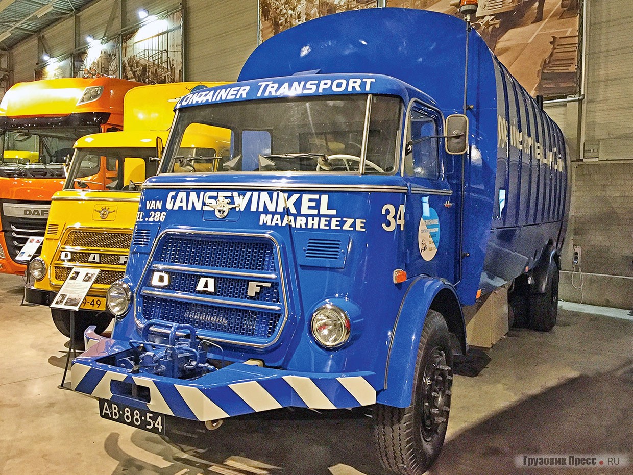 В 1959 году DAF запустил в производство новую кабину с панорамным трёхсекционным лобовым стеклом. У водителя появилось сиденье с амортизацией, за доплату можно было установить отопитель. С 1957 года грузовики стали получать рядные шестицилиндровые дизели производства DAF по лицензии Leyland. А в 1964 году ещё раз улучшили интерьер. В экспозиции представлено несколько машин этого периода, в том числе [b]мусоровоз Faun на шасси DAF A 1900 DD с дизелем DAF DD 575 мощностью 120 л.с. выпуска 1968 года[/b]