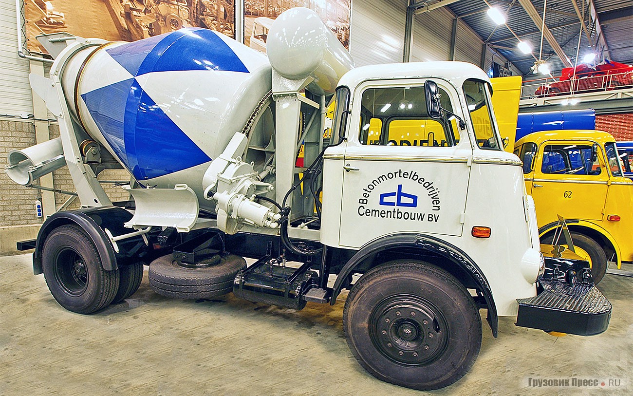 [b]Бетономешалка De Jong на шасси DAF A 1906 DS.[/b] Объём – 4 кубометра. Похожую показывали на специализированной промышленной выставке «Строительные и дорожные машины и средства механизации строительно-монтажных работ» – «Стройдормаш-64», состоявшейся в августе 1964 года на стадионе «Лужники» в Москве