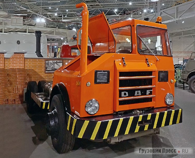 [b]Терминальный тягач DAF T 1800 DF выпуска 1969 года[/b] первый в истории компании. Таким машинам важна круговая обзорность, чтобы водителю маневрировать по стеснённой портовой территории. Седельно-сцепное устройство с изменяемой высотой позволяет заводить тягач под опорную площадку полуприцепа, находящуюся на любом уровне. Это ускоряет работу в системе Roll-on/Roll-off (вкатил–выкатил), известной как Ro-Ro. Скромные 135 л.с. дизеля DAF DF 615 компенсируются «автоматом» Allison и ведущим мостом с редуктором. DAF T 1800 DF способен работать в составе автопоезда полной массой до 65 т, пусть даже скорость при этом не превысит 20 км/ч