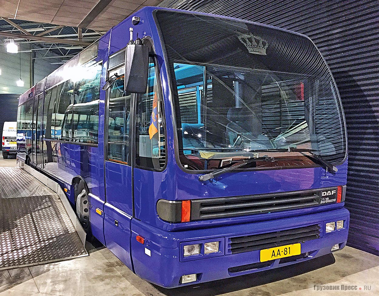 [b]Автобус Den Oudsten королевского двора Нидерландов на шасси DAF SB 220 LT-575[/b] с горизонтальным дизелем DAF LT 168 мощностью 228 л.с. Отличается парадной окраской и роскошным интерьером. Поставлен в Koninklijke Staldepartement (королевские конюшни) в 1991 году и использовался Её Величеством королевой Беатрикс для поездок по стране, в частности на ежегодный «День Королевы». За 15 лет намотал 50 000 км и в феврале 2007 года был передан в музей. Внутри содержит настоящий королевский штандарт, чем объясняется, почему автобус никогда не участвует в выездных мероприятиях музея, и внутрь не пускают посетителей