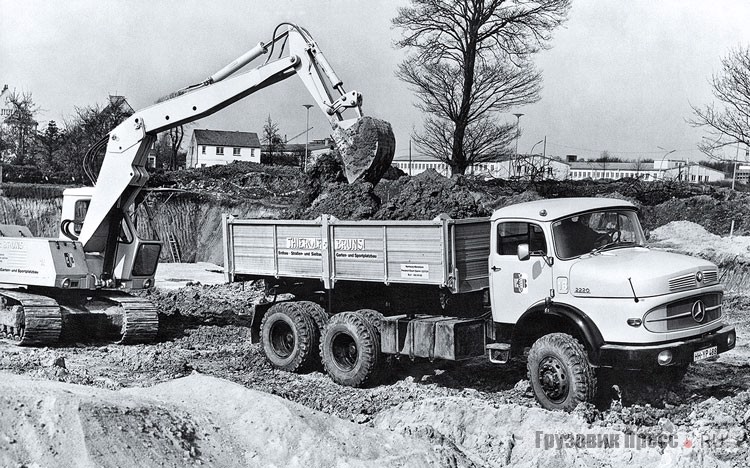 Короткокапотный самосвал Mercedes-Benz LK 2220 стал одним из первых послевоенных трёхосным грузовиков, работавших на строительных площадках