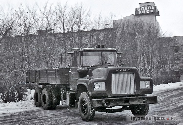 Прототип бортового автомобиля КАМС-5320 с колёсной формулой 6х4. Макетный образец изготовлен на агрегатах Mack R 410S и Mercedes-Benz 1620