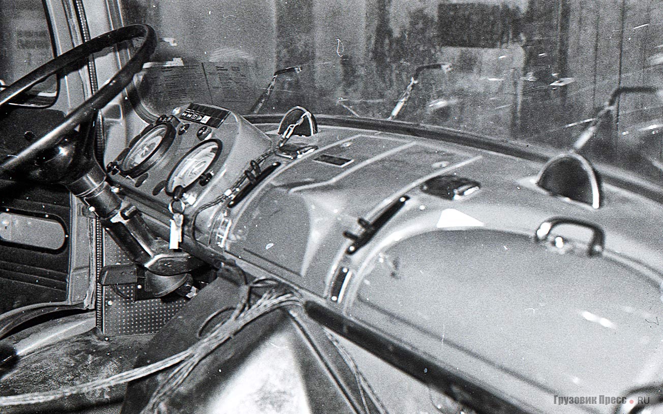 Панель приборов карьерного самосвала Mercedes-Benz LAK 2624 6х6. Заметен выпирающий в салон кожух консоли торпедо (моторного щита)