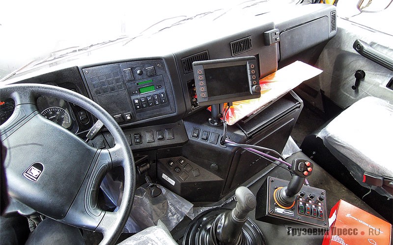 Пульт управления iRoad устанавливается в кабине автомобиля и предназначен для управления навесным оборудованием