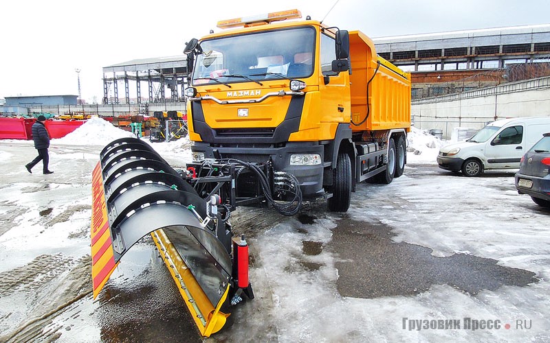 Передний плужный отвал АМ 4600 HPD T2 поворачивается на 42° в каждую сторону