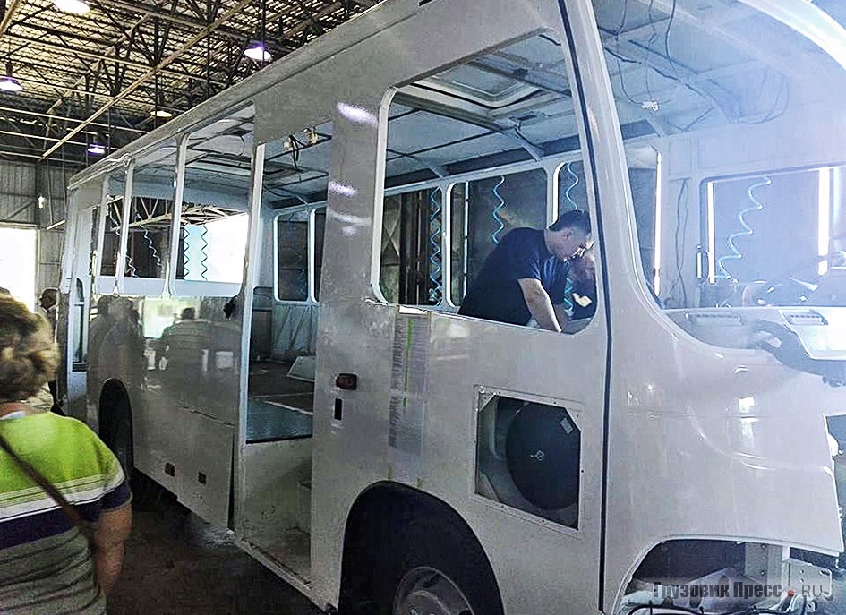 Заключительная фаза сборки первого кубинского автобуса ПАЗ-320402 «Вектор». Гуанахай, 18 апреля 2019 г.