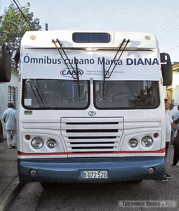«Прототип 11,8-метрового омнибуса, изготовленного на фабрике Yutong в Китае с участием техников CAISA» и «Кубинский автобус марки Diana» также приняли участие в первомайской демонстрации в Гуанахае
