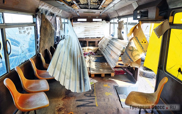 Первый опытный образец троллейбуса MASA. Салон наспех успели укрыть перед ураганом