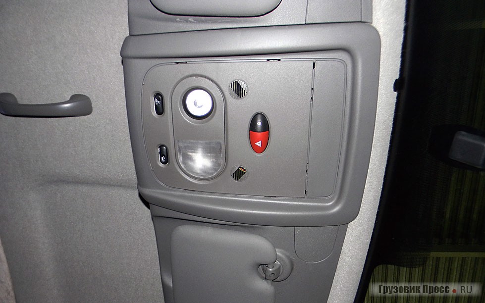 Французы очень оригинально расположили кнопку аварийной сигнализации – посередине верхней полки кабины. По соседству – кнопка блокировки дверей и плафон светильника