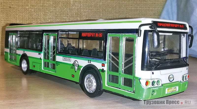 Ранний московский бело-зелёный («лужковский») автобус ЛиАЗ-5292