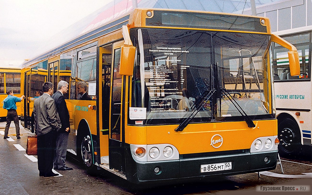 Первый показ городского автобуса ЛиАЗ-5292 на выставке «Московский международный автосалон-2003». На выставочных образцах облицовка фар для пущей нарядности была серебристой