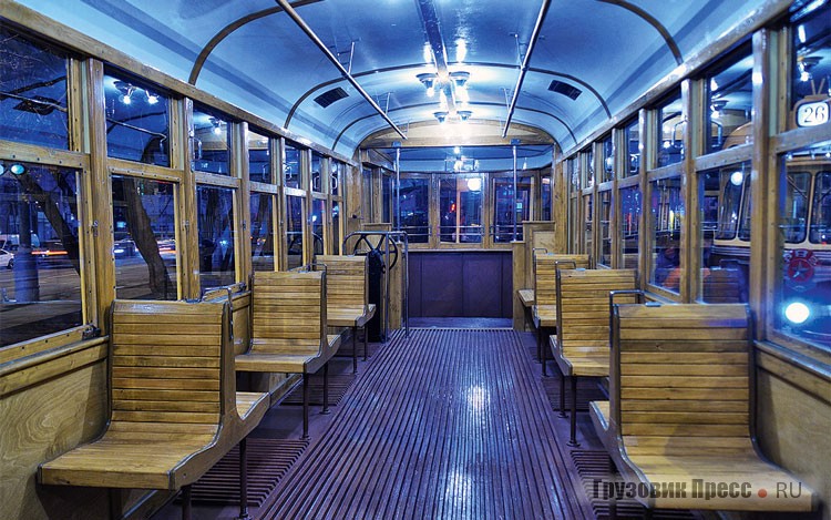 Вагон № 932 «БФ» (бесфонарный) построен Коломенским заводом в 1927 году. На пассажирских линиях он отбегал 38 лет, а после этого ещё 23 года служил буксиром в МГТ. С 1988-го является музейным экспонатом, став одним из первых ретро-трамваев в Москве. В тандеме с ним в парадную колонну встала премьера года – реплика довоенного вагона серии «С», построенная в 2019 году заводом СВАРЗ. Прицепной вагон № 4360 воссоздали по образцу жалких останков, привезённых из Коломны ещё в конце 1990-х годов, и на раме послевоенного трамвая КТМ-2, привезённой из Рязани. После парада прицепной вагон вернётся на доработку для исправления ряда исторических несоответствий