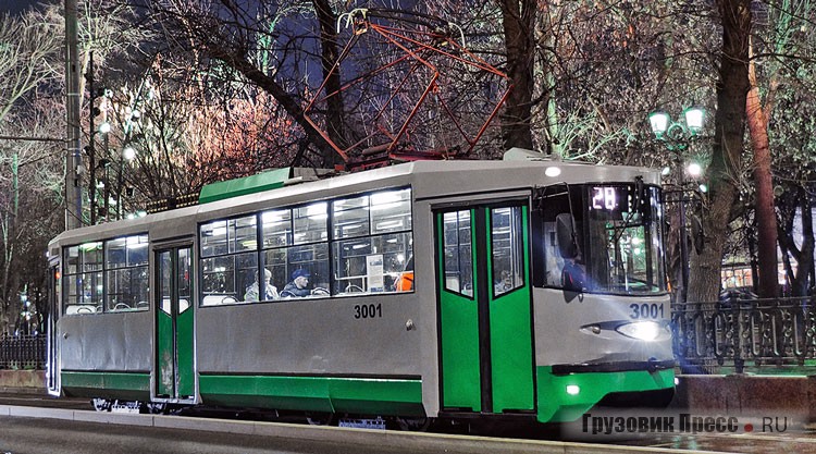 Самый молодой экспонат парада – трамвай ЛМ-2000, построенный в 2001 году специально для Москвы на Петербургском трамвайно-механическом заводе. Единственный экземпляр № 3001, прозванный «Циклопом», работал в Краснопресненском трамвайном депо