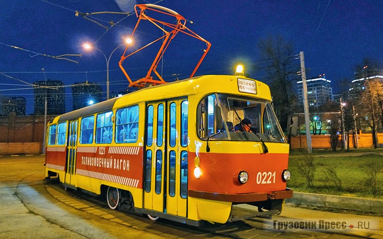 Специальный гость парада – поливомоечный вагон № 0221 на базе Tatra T3SU. В салоне смонтированы ёмкости на несколько тонн воды, насосная установка, а также шланги, выходящие из-под пола.В тёплое время года спецмашины регулярно объезжают трамвайную сеть, смывая с рельсового полотна пыль, грязь и листву. Такие уборочные трамваи находятся в регулярной эксплуатации во всех московских депо