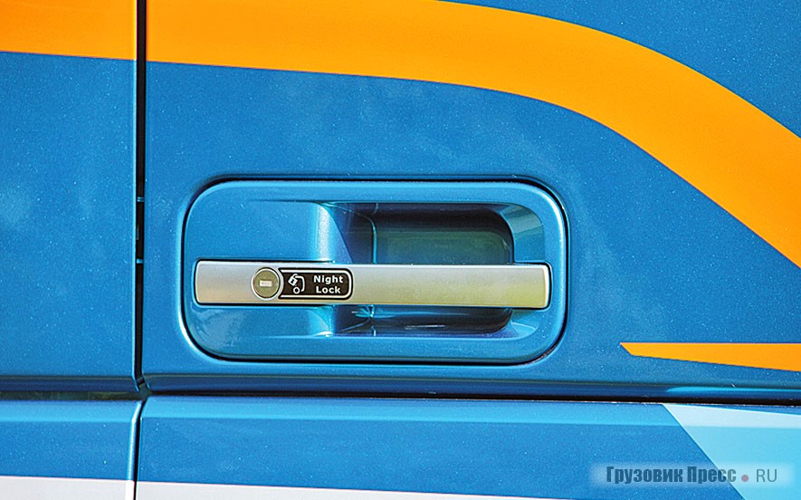 Механический запор двери кабины способствует безопасности водителя не только в России