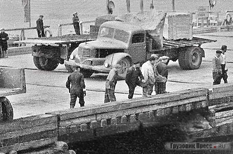Гружёный и порожний глыбовозы «Шкода-706RS» движутся навстречу друг другу по наплавному мосту в ходе перекрытия Ангары 9 июля 1956 г. На платформах видны поперечно расположенные рельсы