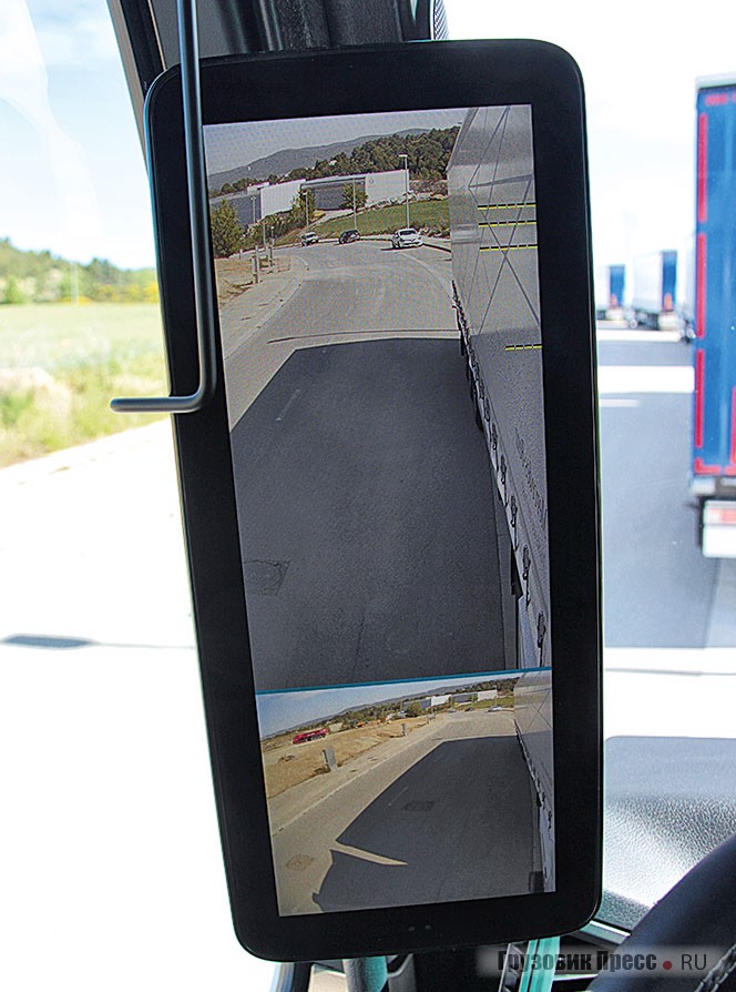 У электронных зеркал MirrorCam кроме изображения присутствует разметка границ транспортного средства и безопасной дистанции. Нижняя линия обозначает край габарита полуприцепа, другие формируют безопасный динамический коридор при выполнении обгона или перестроении. Таким образом, при обгоне система поможет не «срезать» попутное транспортное средство