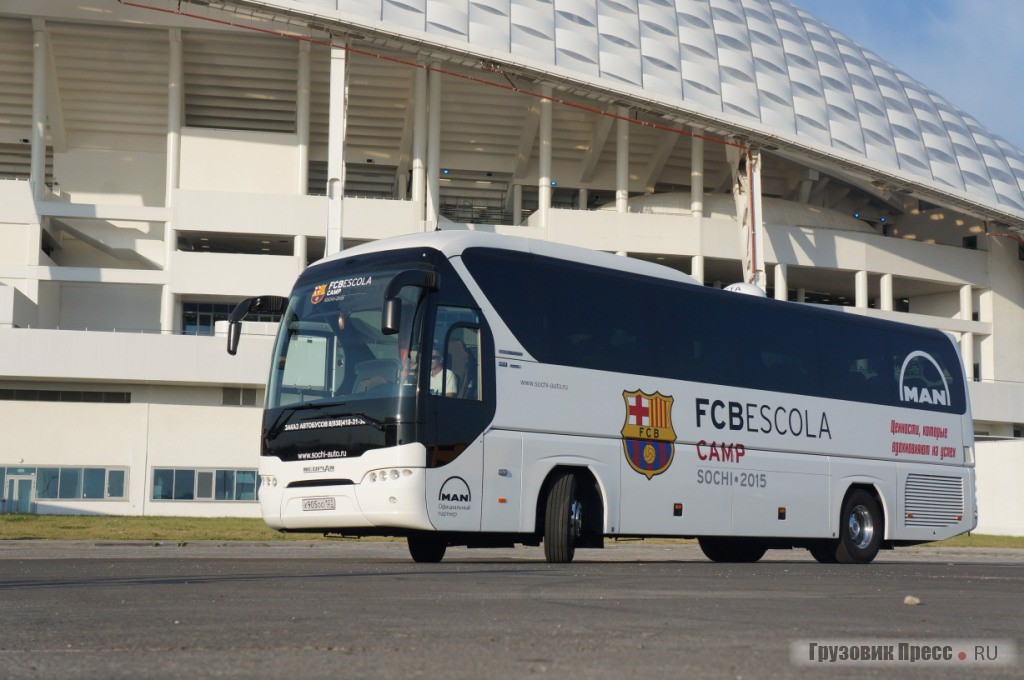 Это первый вариант оклейки автобуса: четкие лаконичные надписи и герб клуба на белом фоне автобуса