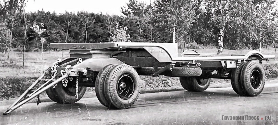 В 1946 году был построен первый серийный экземпляр МАЗ-5206 для войск ПВО Советского Союза. Как и на МАЗ-5330, на его раму ставили радиолокационные станции раннего обнаружения, монтировали мобильные генераторы и станции энергоснабжения. Для улучшения проходимости был максимально увеличен дорожный просвет и применена двускатная ошиновка всех колёс, включая колёса передней поворотной оси. Простота конструкции стала фундаментом лёгкости и прочности всего изделия, и позволила увеличить допустимую массу применяемой надстройки