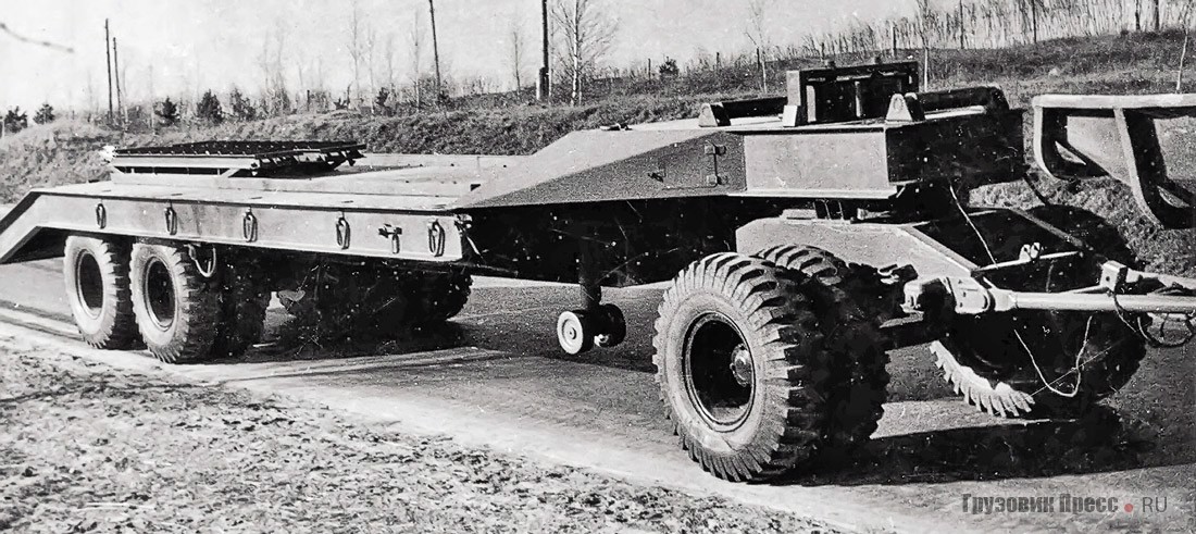 Распечатавший прицепную серию минского предприятия тяжеловоз МАЗ-5203Б образца 1951 года изначально был ориентирован на транспортировку тяжёлой гусеничной военной и строительной техники. Конструкторы обеспечили ему расстояние от полотна дороги до нижней точки в 280 мм. В снаряжённом состоянии с подкатной тележкой её вес не превышает 10 т. Предел скорости по шоссе – 50 км/ч